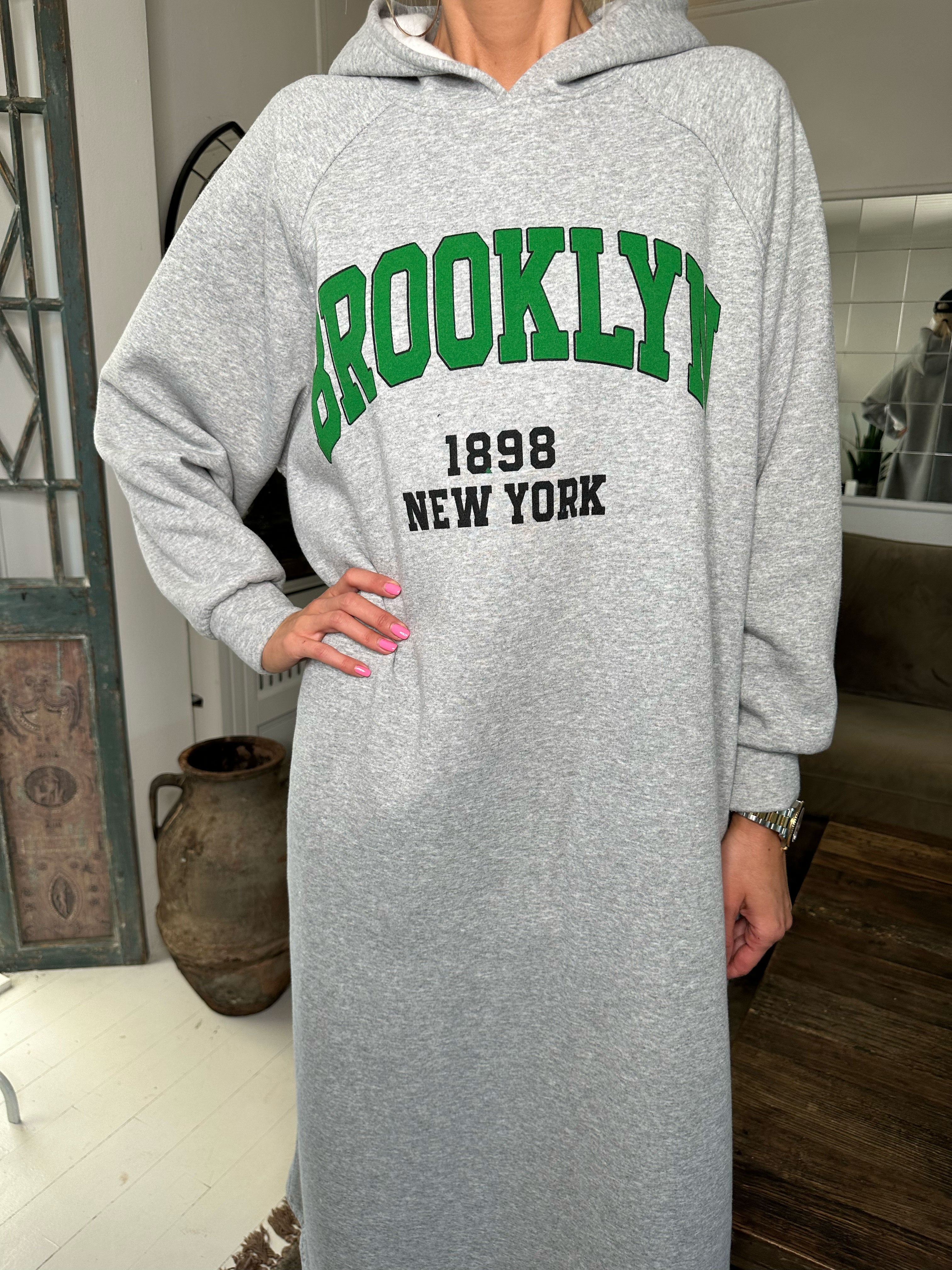 Angela - Lång hoodie-klänning i bomull med tryck på bröstet